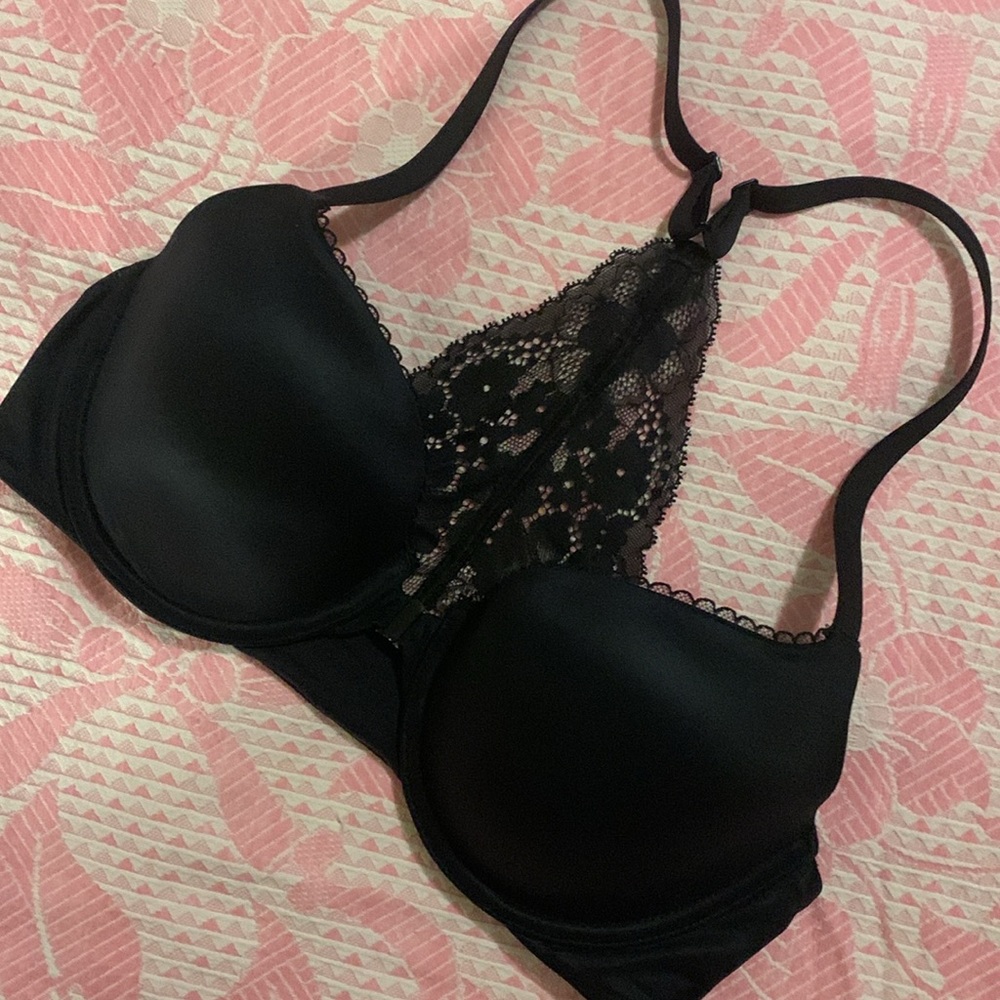 EUC BLACK AND SEXY SMOOTH FRONT CLOSE LIGHTLY LINED 34-D BRA W/ LACE RACERBACK